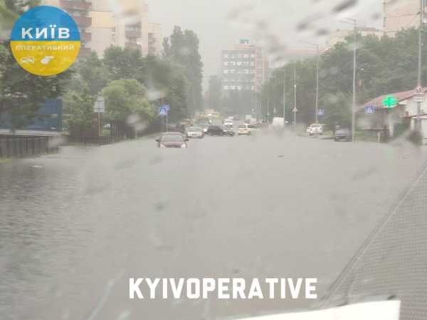 У Києві затопило ряд вулиць, прохід і навіть проїзд ними став неможливим