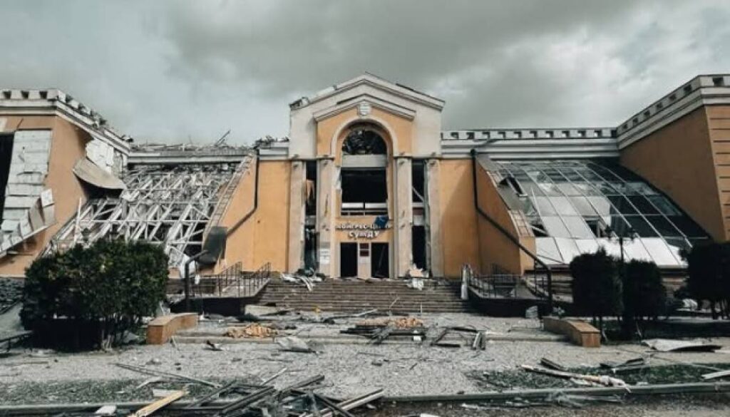 У Сумах від ракетного обстрілу постраждали культурні установи та пам'ятники 28 У Сумах від ракетного обстрілу постраждали культурні установи та пам'ятники 28