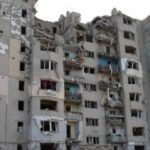 Росіяни влучили авіабомбою в багатоповерхівку Куп'янська, постраждала жінка