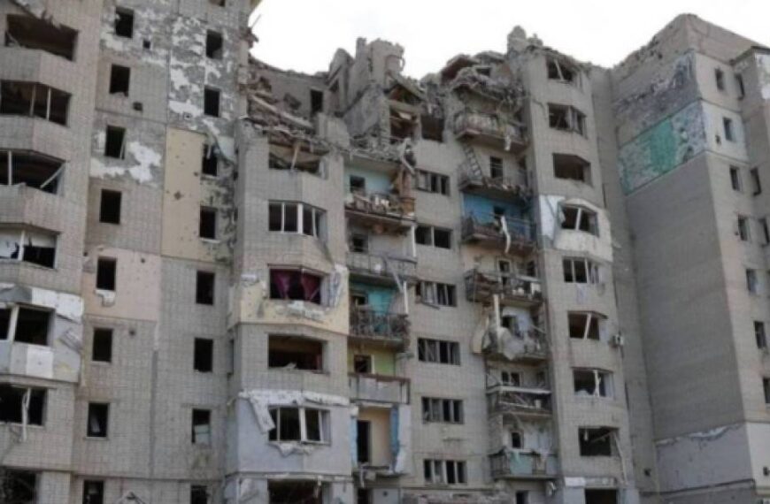 Росіяни влучили авіабомбою в багатоповерхівку Куп'янська, постраждала жінка
