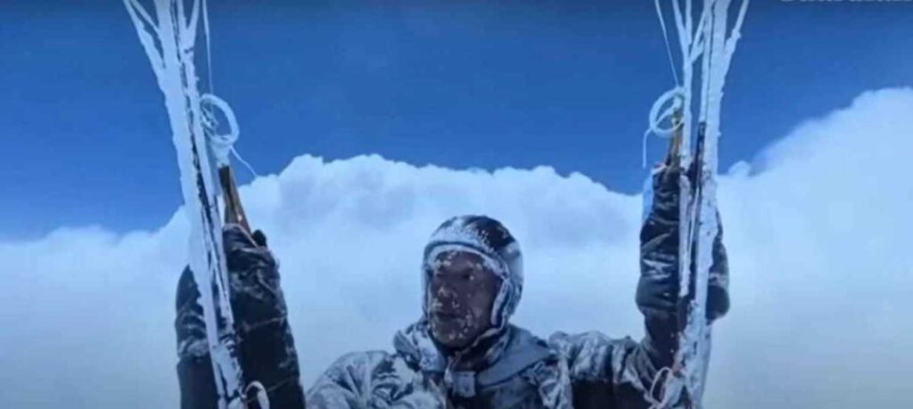 Параплан дивом вижив після польоту на висоті 8000 метрів 1