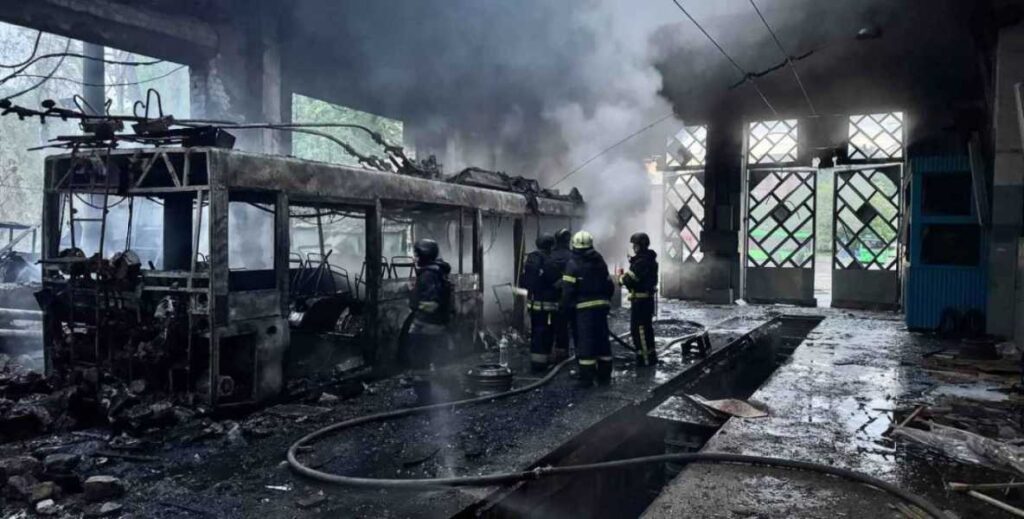 Ворог завдав удару по тролейбусному депо в Харкові: більшу частину транспорту врятовано 17