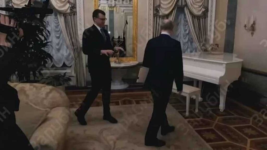 Особисте життя Путіна: диктатор показав свою квартиру в Кремлі 15