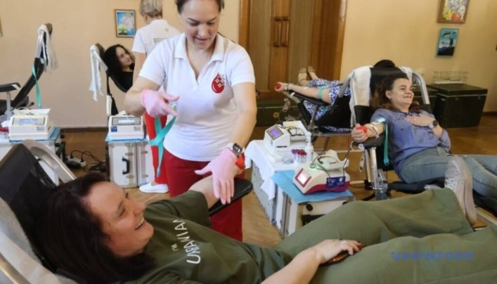 Співробітники Міністерства юстиції та Служби безпеки України здали кров для поранених бійців та киян, які постраждали від обстрілів 32 Співробітники Міністерства юстиції та Служби безпеки України здали кров для поранених бійців та киян, які постраждали від обстрілів 32