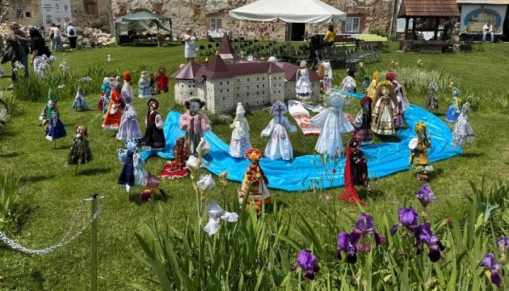 Фестиваль-конкурс «Чарівний світ ляльки-мотанки» відбувся у Тернопільській області 12 Фестиваль-конкурс «Чарівний світ ляльки-мотанки» відбувся у Тернопільській області 12