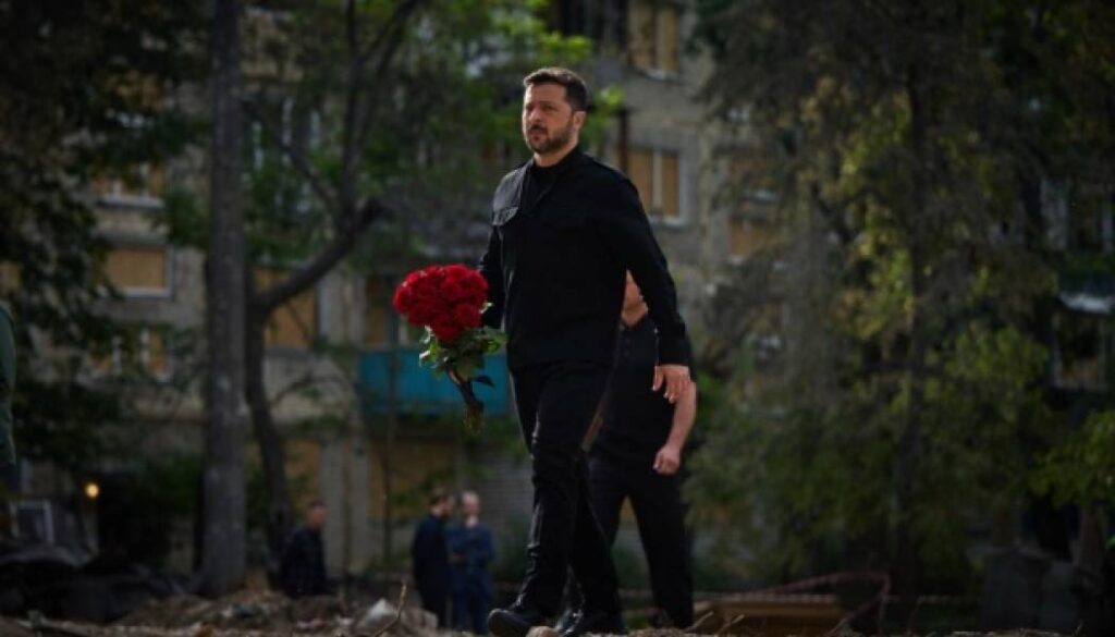 Зеленський вшанував пам'ять загиблих на місці російського удару по будинку в Києві 34 Зеленський вшанував пам'ять загиблих на місці російського удару по будинку в Києві 34