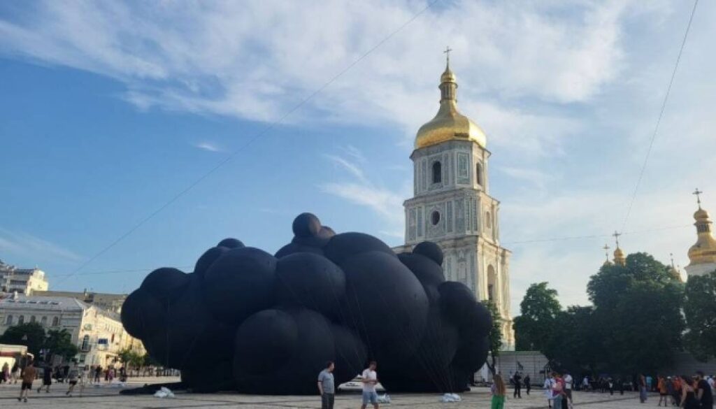 Біля Софійського собору в Києві встановили інсталяцію, яку Україна представить на Burning Man 14