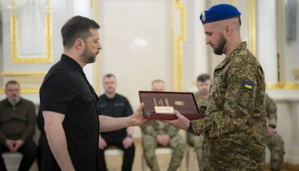 Президент нагородив військових та вручив ордени родинам загиблих Героїв України 1