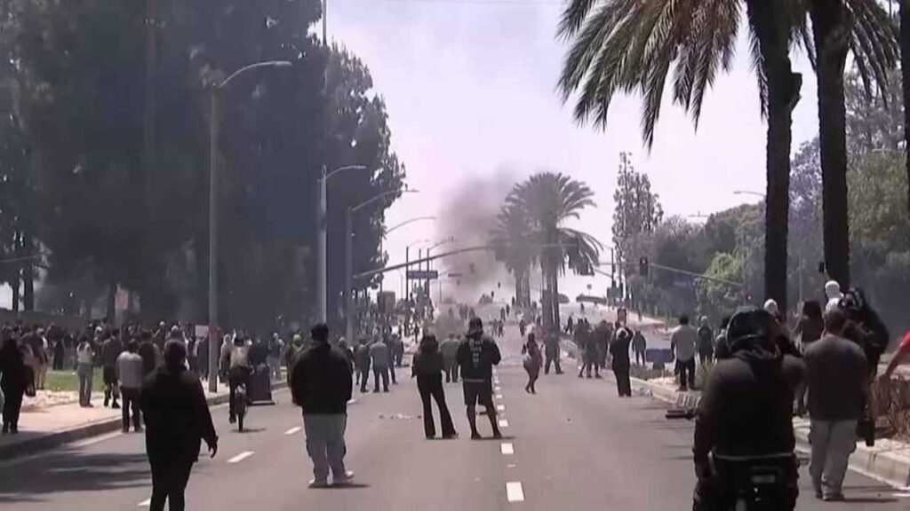 У Лос-Анджелесі запроваджено комендантську годину 15