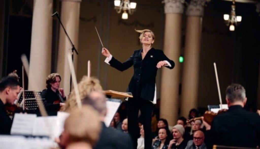 Канадсько-американська диригентка Кері-Лінн Вілсон виступить в Ужгороді 8 Канадсько-американська диригентка Кері-Лінн Вілсон виступить в Ужгороді 8