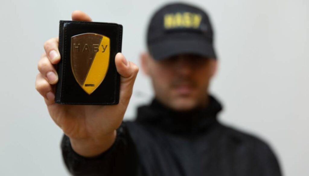 Директора державного підприємства з Державного резерву підозрюють у розкраданні понад 3,8 млн гривень. 14