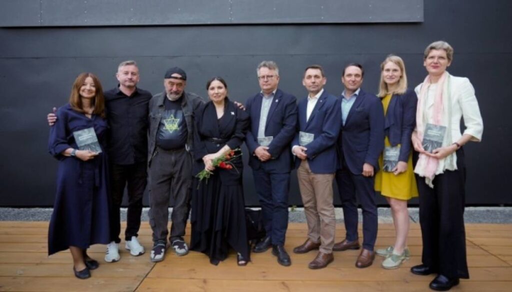 Під час поетичного вечора Жадана для бригади «Хартія» було зібрано 500 000 ₴ 16