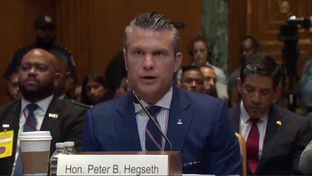 «Ви ганьба для Сполучених Штатів», – сказав конгресмен голові Пентагону, щоб він «йшов до біса». 9 «Ви ганьба для Сполучених Штатів», – сказав конгресмен голові Пентагону, щоб він «йшов до біса». 9