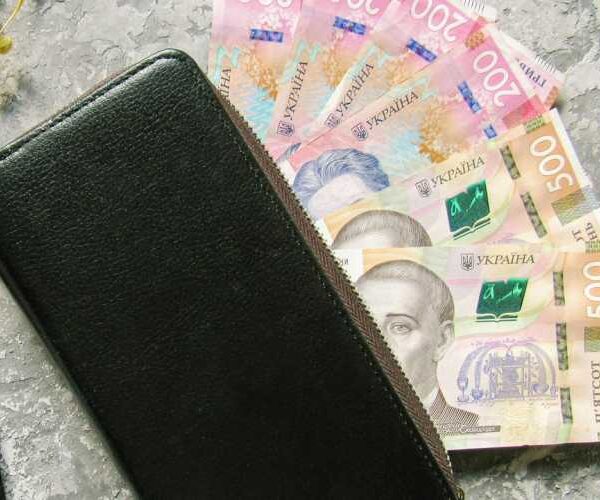 Чому гаманець не повинен лежати на підвіконні: від народної мудрості до сучасної фінансової грамотності
