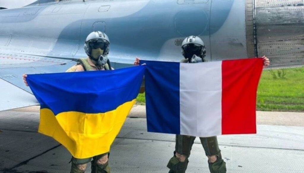 Французькі Mirage 2000-х «намалювали» тризуб над Чорним морем 14