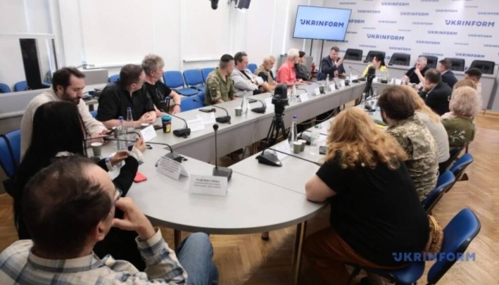 Учасники круглого столу закликали до системної підтримки української мови на всіх рівнях. 19 Учасники круглого столу закликали до системної підтримки української мови на всіх рівнях. 19