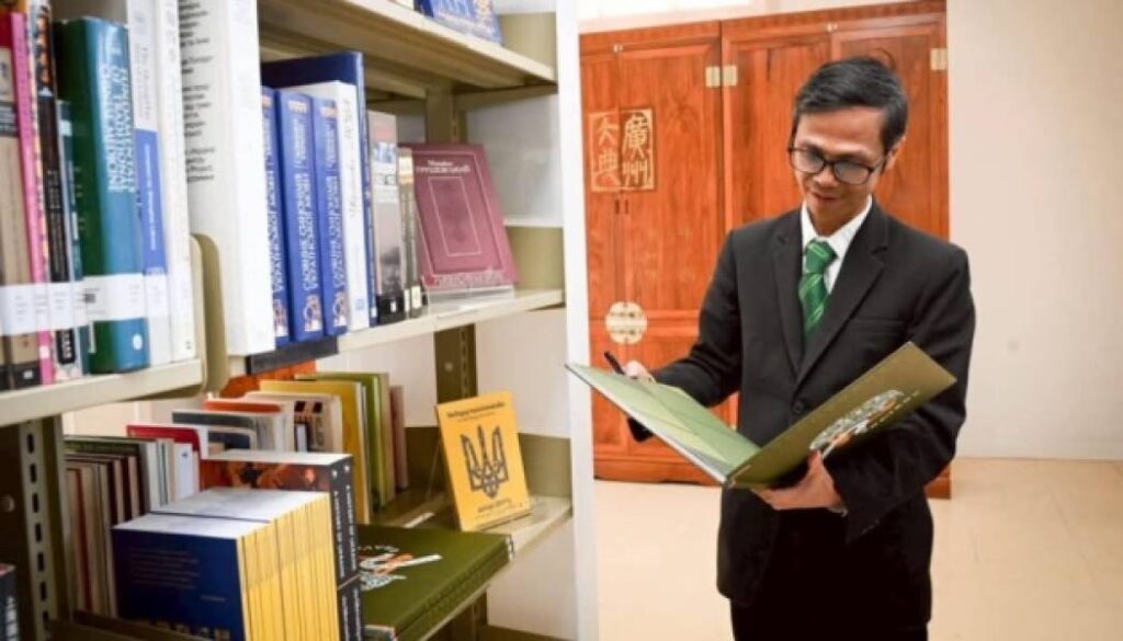 У тайській бібліотеці відкрили українську книжкову полицю 14 У тайській бібліотеці відкрили українську книжкову полицю 14