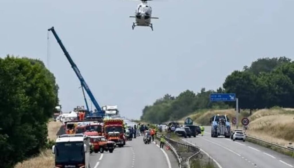 В автобусі, який потрапив в аварію у Франції, було 46 учнів старших класів з Буковини 26