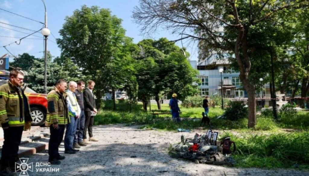 Іноземні дипломати відвідали місце загибелі трьох рятувальників у Києві 9 Іноземні дипломати відвідали місце загибелі трьох рятувальників у Києві 9