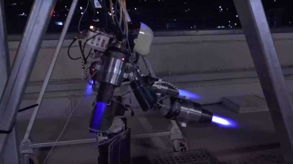 Розробники створили літаючого гуманоїдного робота з реактивним ранцем 1