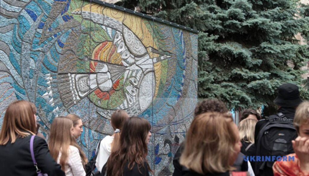 Мозаїку Алли Горської «Боривітер», пошкоджену окупантами в Маріуполі, відтворили в Києві 3 Мозаїку Алли Горської «Боривітер», пошкоджену окупантами в Маріуполі, відтворили в Києві 3