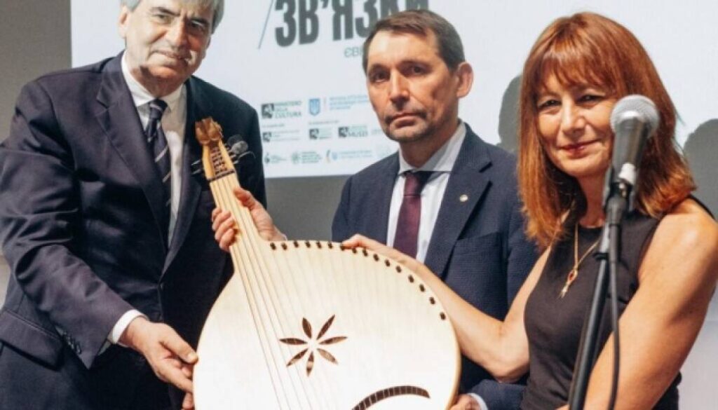 Українську бандуру передано до Національного музею музичних інструментів Італії 18