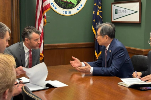 South Korean Foreign Minister Cho Hyun (R) met with U.S. Sen Todd Young (L) to discuss the 'urgent need' for visa reform in the wake of the mass detention of South Korean workers at a battery plant in Georgia, Seoul's foreign ministry said Friday. Cho also met with Sens. Bill Hagerty and Andy Kim this week. Photo courtesy of South Korea Foreign Ministry