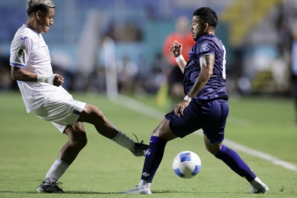 Andy Najar (L) of Honduras vies for the ball with Emmanuel Gomez of Nicaragua during the CONCACAF FIFA World Cup 2026 qualifier soccer match between Honduras and Nicaragua at the Jose de la Paz Herrera stadium in Tegucigalpa, Honduras, on Tuesday. Photo by Gustavo Amador/EPA