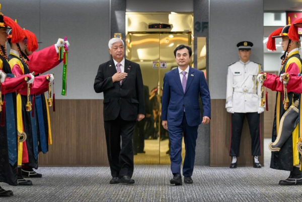 South Korea’s Defense Minister Ahn Gyu-back (R) and his Japanese counterpart, Gen Nakatani (L), met Monday in Seoul to discuss cooperation on a range of issues, including North Korea's growing military threats. Photo courtesy of South Korea Defense Ministry