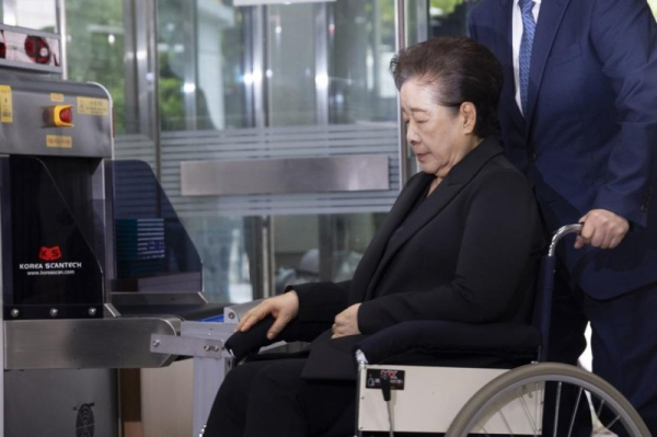 Unification Church leader Hak Ja Han arrives for an arrest warrant hearing on allegations of bribery and political funding, at the Seoul Central District Court in Seoul on September 22. She was indicted Friday on charges of illegal political donations, embezzlement and evidence destruction. Photo by Jeon Heon-kyun/EPA