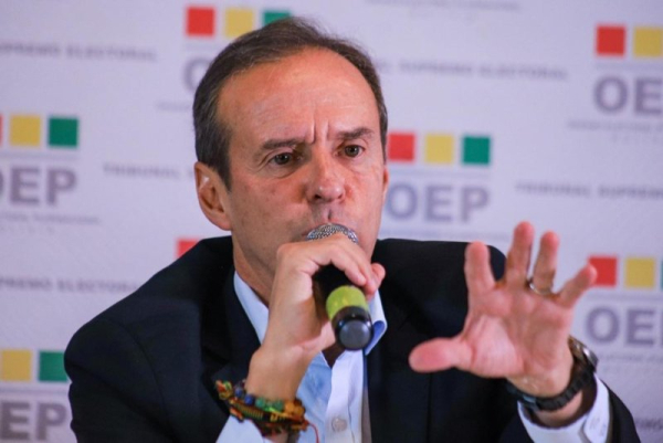 Bolivian presidential candidate and former President Jorge “Tuto” Quiroga, who is leading in the polls, makes his positions known in a debate Sunday in La Paz. Photo by Gabriel Marquez/EPA