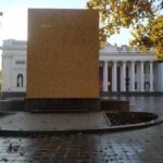 В Одесі: монумент Пушкіну закрито на розпорядження ОВА.