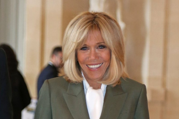 Бріжит Макрон, дружина президента Франції Еммануеля Макрона, зображена у листопаді 2018 року у Версальському палаці поблизу Парижа. У понеділок у Парижі 10 осіб постали перед судом за кібербулінг Бріжит Макрон, звинуваченої у поширенні неправдивих заяв щодо статі, сексуальності та у висловлюванні критики 24-річної різниці у віці між Макронами. Фото з архіву: Девід Сілпа/UPI Brigitte Macron, wife of French President Emmanuel Macron, is pictured in November 2018 at the Palace of Versailles near Paris. On Monday, 10 people in Paris went on trial for cyberbullying Brigitte Macron, accused of spreading false claims over gender, sexuality and for targeting the 24-year age gap between the Macrons. File Photo by David Silpa/UPI