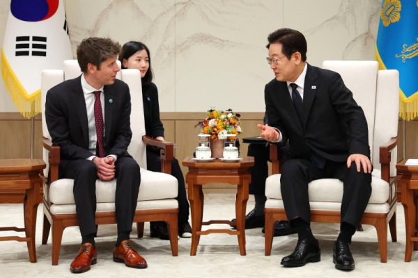 South Korean President Lee Jae Myung (R) meets with OpenAI CEO Sam Altman at the presidential office in Seoul, South Korea, on Wednesday. Altman secured a deal with Samsung and SK to buy chips. He also agreed to build data centers in Korea. Photo by Yonhap/EPA