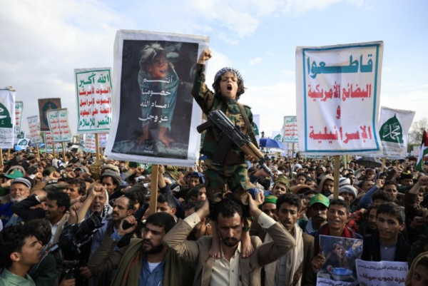 Прихильники хуситів вигукують гасла під час протесту проти Ізраїлю в Сані, Ємен, у серпні. Тисячі прихильників хуситів протестували на підтримку палестинського народу. Amnesty International у середу заявила, що Сполучені Штати скоїли воєнний злочин, розбомбивши імміграційну в'язницю хуситів у квітні. Фото з архіву Ях'ї Архаба/EPA Houthi supporters shout slogans during a protest against Israel in Sana'a, Yemen, in August. Thousands of Houthi supporters protested in support of the Palestinian people. Amnesty International on Wednesday said the United States committed a war crime when it bombed a Houthi immigration prison in April. File Photo by Yahya Arhab/EPA