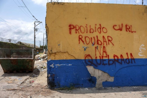 На стіні біля входу до громади в районі Віла-да-Барка в Белемі, Бразилія, у п'ятницю є напис «Крадіти в громаді заборонено», підписаний злочинним угрупованням CV, або «Comando Vermelho». Фото Себастьяна Морейри/EPA A wall shows the phrase