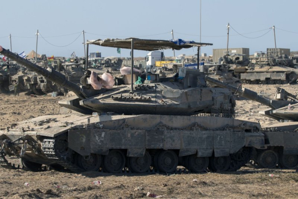 Ізраїльські танки з гарматами, накриті пластиком для захисту від пилу, на передовій території вздовж кордону з сектором Газа 10 жовтня, через 12 днів після припинення вогню між Ізраїлем і ХАМАС. Фото з архіву Джима Холландера/UPI Israeli tanks with guns are covered in plastic to protect from dust in a forward staging area along the border with the Gaza Strip on October 10, 12 days after a cease-fire between Israel and Hamas. File Photo by Jim Hollander/UPI