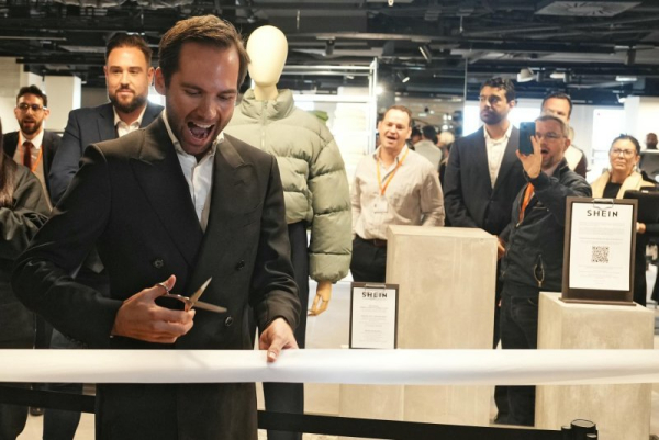Директор універмагу Bazar de l'Hotel de Ville Карл-Стефан Коттенден перерізає стрічку на відкритті першого фізичного магазину китайського гіганта електронної комерції Shein у універмазі BHV у Парижі в середу. Фото: Дімітар Ділкофф/EPA/Pool Director of the Bazar de l'Hotel de Ville department store Karl-Stephane Cottendin cuts the ribbon at the opening of Chinese e-commerce giant Shein's first physical store at the BHV department store in Paris on Wednesday. Photo by Dimitar Dilkoff/EPA/Pool