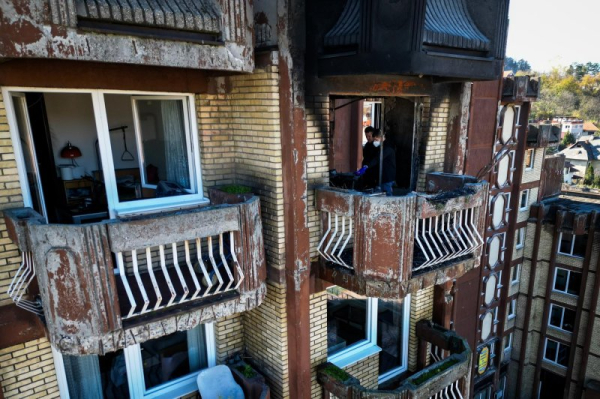 Слідчі оглядають місце події в будинку для людей похилого віку Investigators inspect the scene at the Dom Penzionera nursing home in Tuzla, Bosnia and Herzegovina, on Wednesday. At least 11 people died in a nursing home after a fire broke out late on Tuesday. Photo by Nidal Saljic/EPA