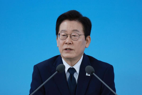 Президент Лі Дже Мен виступає під час публічного брифінгу в Національному музеї науки в районі Юсон міста Теджон у п'ятницю. Фото: Yonhap News. President Lee Jae Myung speaks during a public briefing at the National Science Museum in Daejeon’s Yuseong District on Friday Photo by Yonhap News