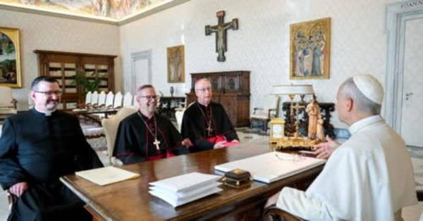 Папа Лев XIV зустрівся з представниками Конференції католицьких єпископів Канади в суботу у Ватикані, куди він повернув 62 артефакти з колекції Музеїв Ватикану, що належать корінним громадам Канади. Фото Vatican Media/Facebook Pope Leo XIV meets with representatives of the Canadian Catholic Bishops’ Conference on Saturday in the Vatican, where he returned 62 artifacts the Vatican Museums’ collection that are from indigenous communities in Canada. Photo by Vatican Media/Facebook