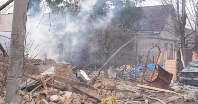 Російські війська здійснили ранковий напад на важливе обласне місто, забравши людські життя (знімки) 18