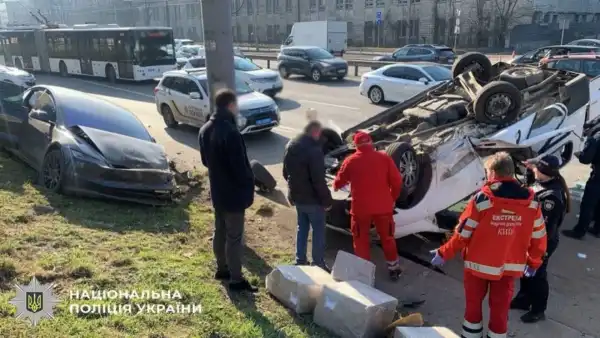 Аварія з перекиданням у столиці: постраждали водії та пасажир 3