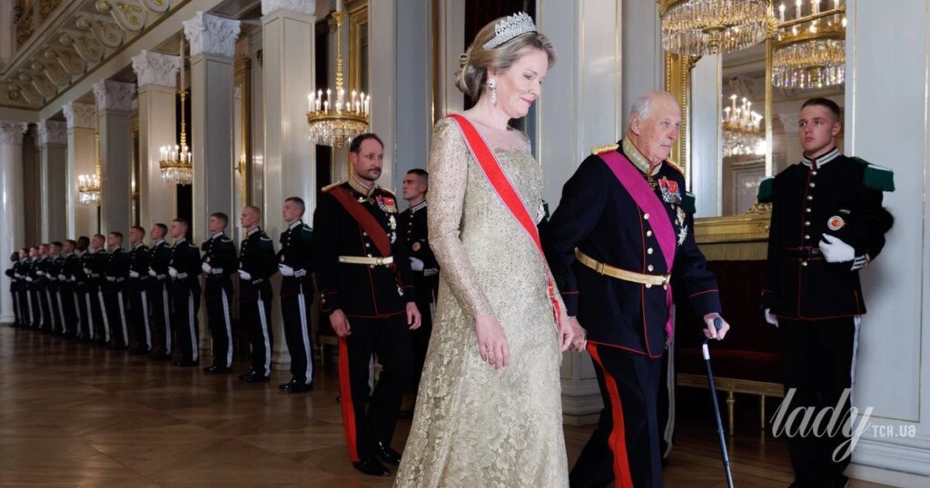 Королева Матильда, одягнена у вишукану золоту сукню та увінчана діадемою, стала зіркою бенкету, що проходив у королівському палаці в Осло. 7