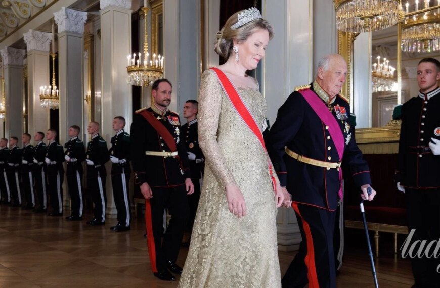 Королева Матильда, одягнена у вишукану золоту сукню та увінчана діадемою, стала зіркою&hellip;