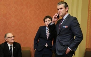 "Трамп підставляє його". Глава Пентагона може стати новою жертвою війни проти Ірану 13