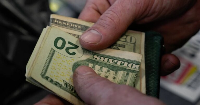 Вартість долара сягає історичних максимумів: чи досягне 50 гривень за долар — аналітичний прогноз 8