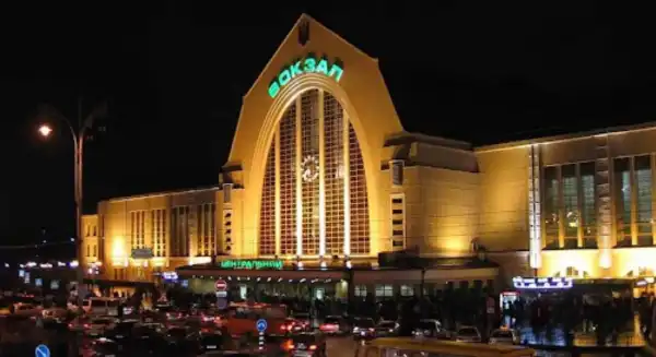 "Укрзалізниця" спростувала інформацію про можливий обстріл центральної залізничної станції столиці. 8