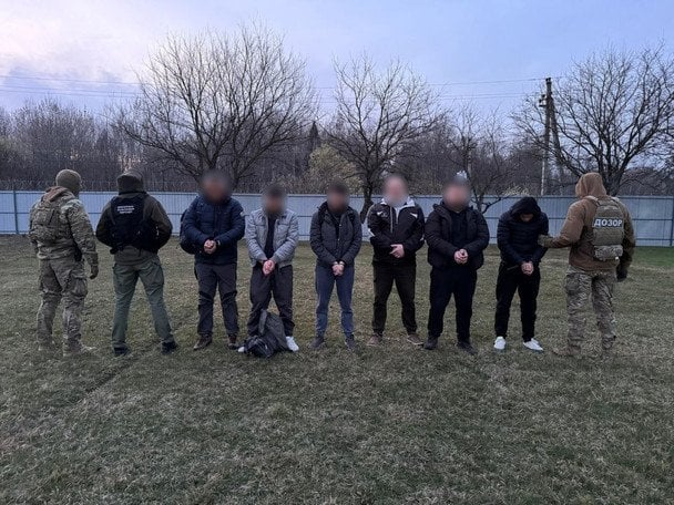 Радіостанції та прилади нічного бачення: як на Буковині організували "центр" для перевезення ухилістів і яка була ціна 10