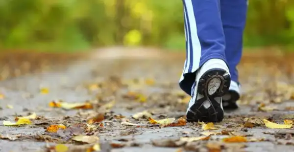 Яку кількість кроків щодня слід робити для зниження ваги жінкам і чоловікам старше 50 років 3